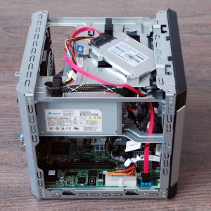HP ProLiant mit kreativ installierter SSD